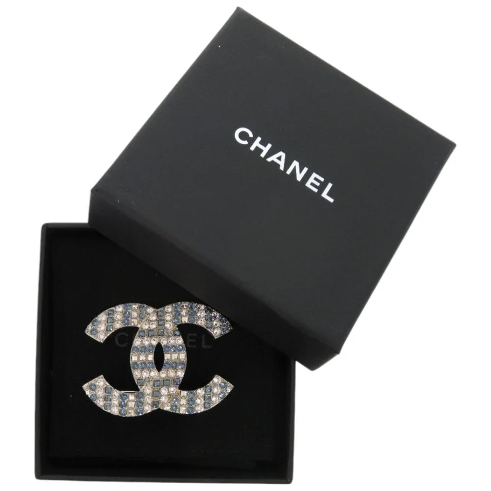 CHANEL Authentic White Logo Brooch - Picture 2 of 6